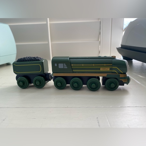 Thomas and Friends Fisher-Price Wooden Railway Streamlined Emily 2012 - Picture 4 of 5
